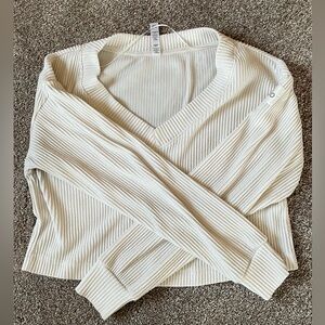 Alo Yoga - Ivory cropped sweater - Size XS